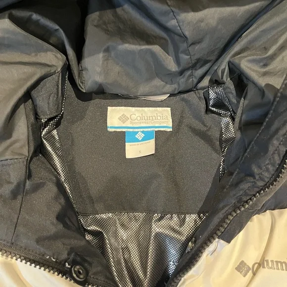 Columbia Women's Black and Cream Ski Jacket - Picture 3 of 3